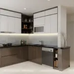 Không gian phòng bếp chữ L với tủ bếp trên màu trắng, tủ dưới gỗ óc chó, mặt bàn đá đen sang trọng và đèn LED viền ấm áp