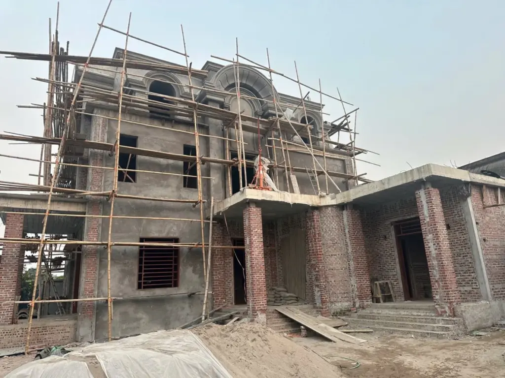 Ảnh hiện trạng – mặt tiền biệt thự tân cổ điển nhà anh Mạnh lúc đang xây thô, mái vòm và phào đắp
