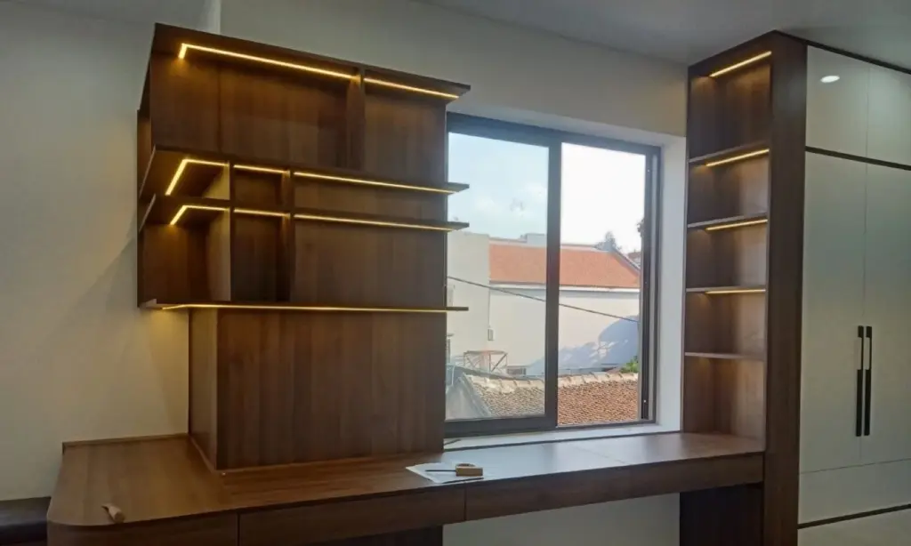 Ảnh thực tế – bàn làm việc, kệ treo đèn LED và tủ áo trắng, nhà anh Thắng, Đông Anh