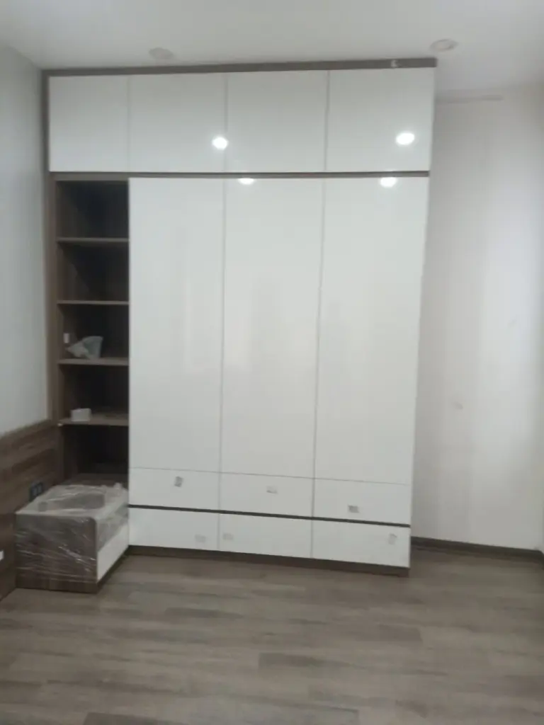 Ảnh thực tế – tủ quần áo trắng bóng kịch trần, nhà anh Thắng, Đông Anh