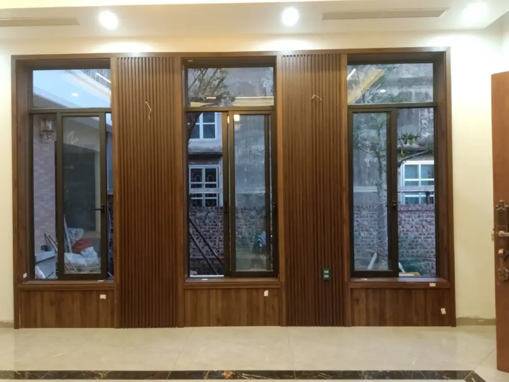 Ảnh thực tế – vách ốp lam gỗ quanh cửa sổ phòng khách nhà anh Thắng, Đông Anh