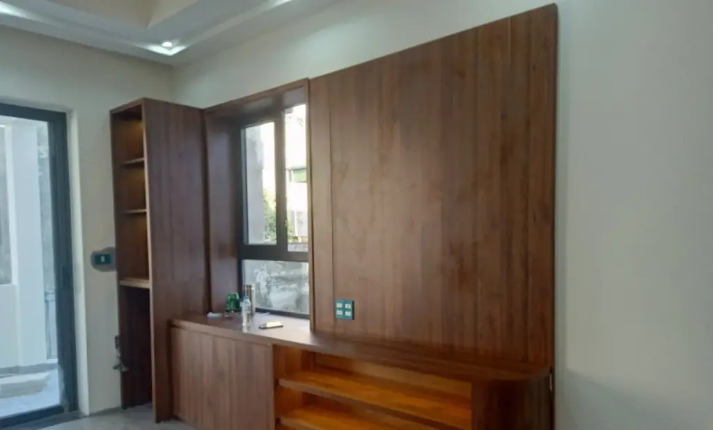 Ảnh thực tế – vách tivi gỗ và kệ bo tròn sau lắp đặt, nhà anh Thắng, Đông Anh