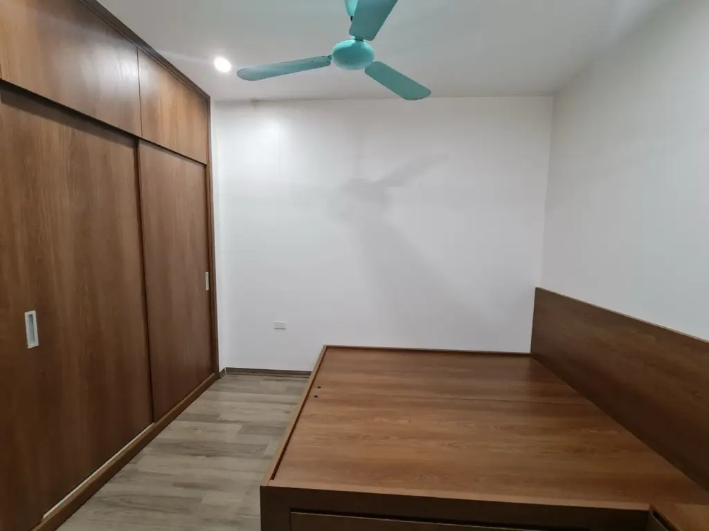 Ảnh thực tế – giường gỗ bệt vân nâu và tủ áo cánh lùa