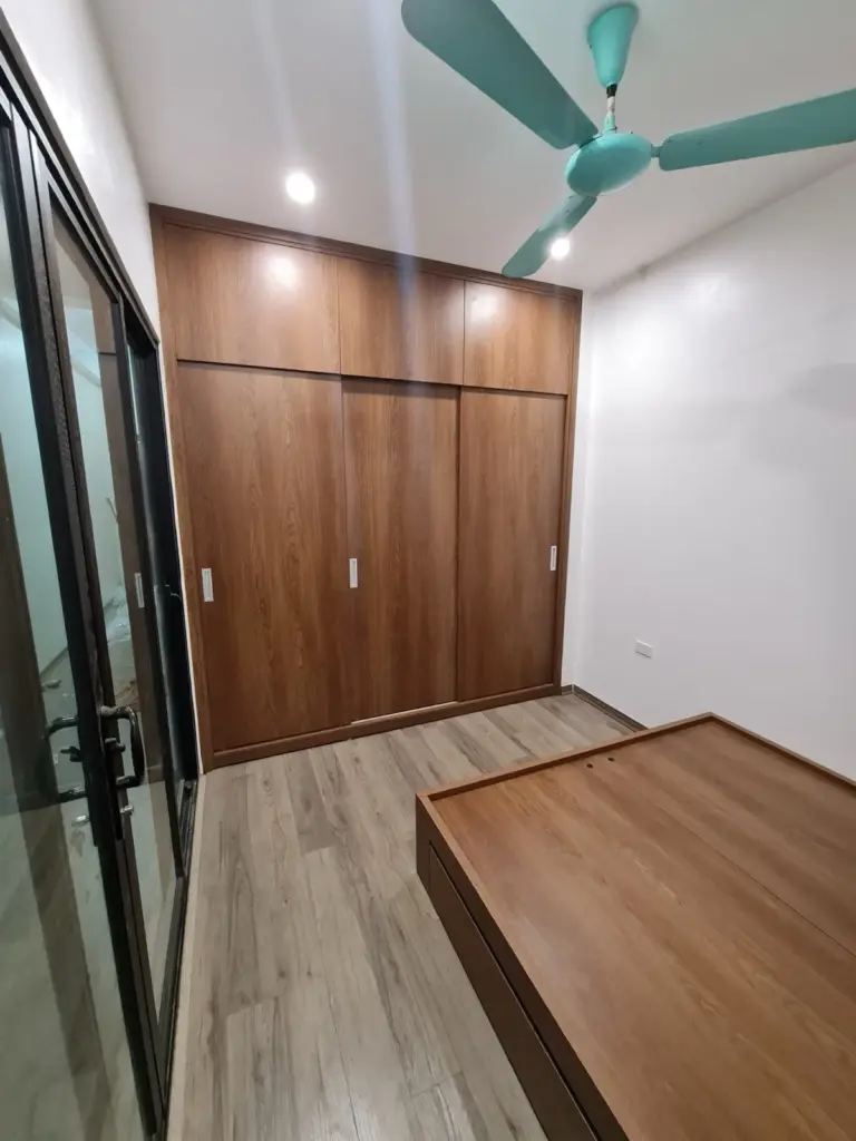 Ảnh thực tế – tủ áo cánh lùa vân gỗ nâu sát vách kính ban công