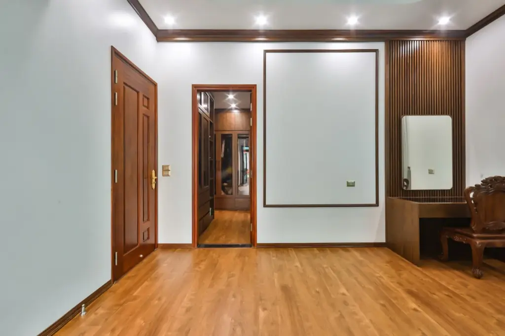 Ảnh thực tế – bàn trang điểm cạnh vách lam gỗ, cửa thông sang khu tủ áo