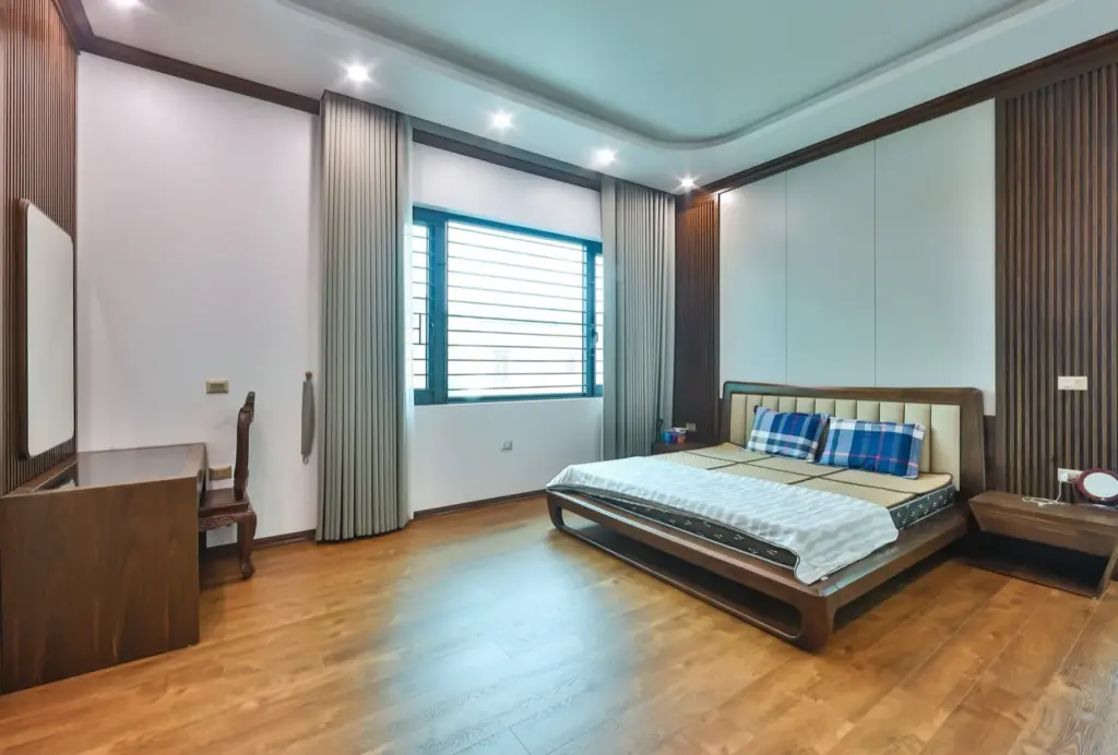 Ảnh thực tế – phòng ngủ giường gỗ chân cong, vách lam gỗ đầu giường
