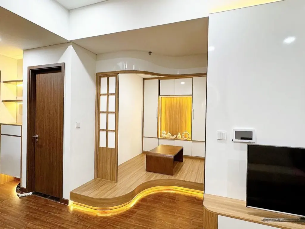Ảnh thực tế – bục trà gỗ cong có LED hắt chân và vách song gỗ sau thi công