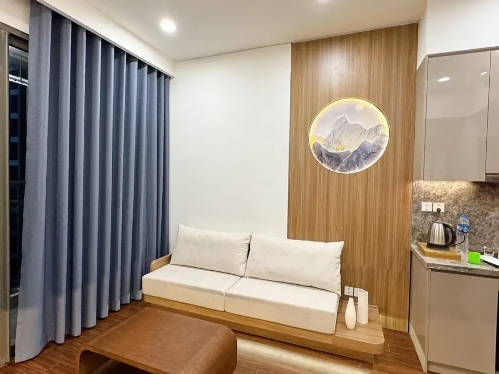 Ảnh thực tế – sofa bệt khung gỗ có LED, vách lam gỗ và tranh tròn