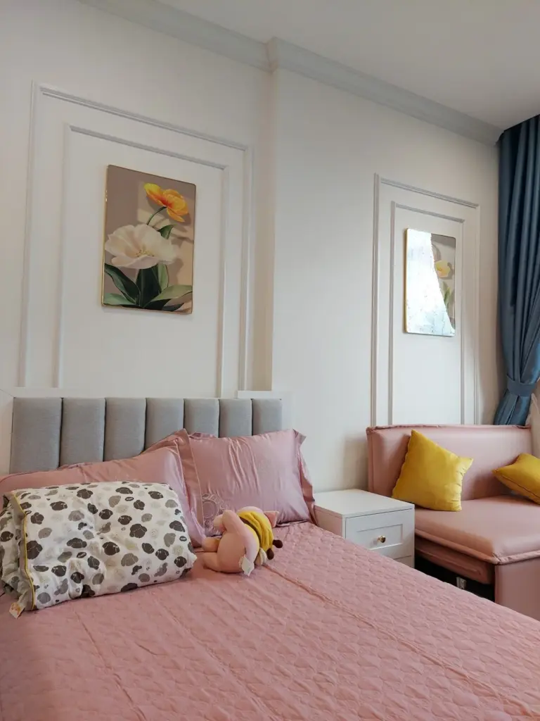 Ảnh thực tế – phòng bé gái đầu giường bọc nệm, tường phào, tranh hoa
