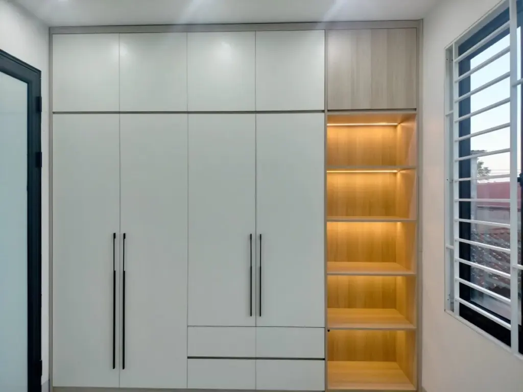 Ảnh thực tế – tủ áo trắng ghép cột kệ vân gỗ đèn LED