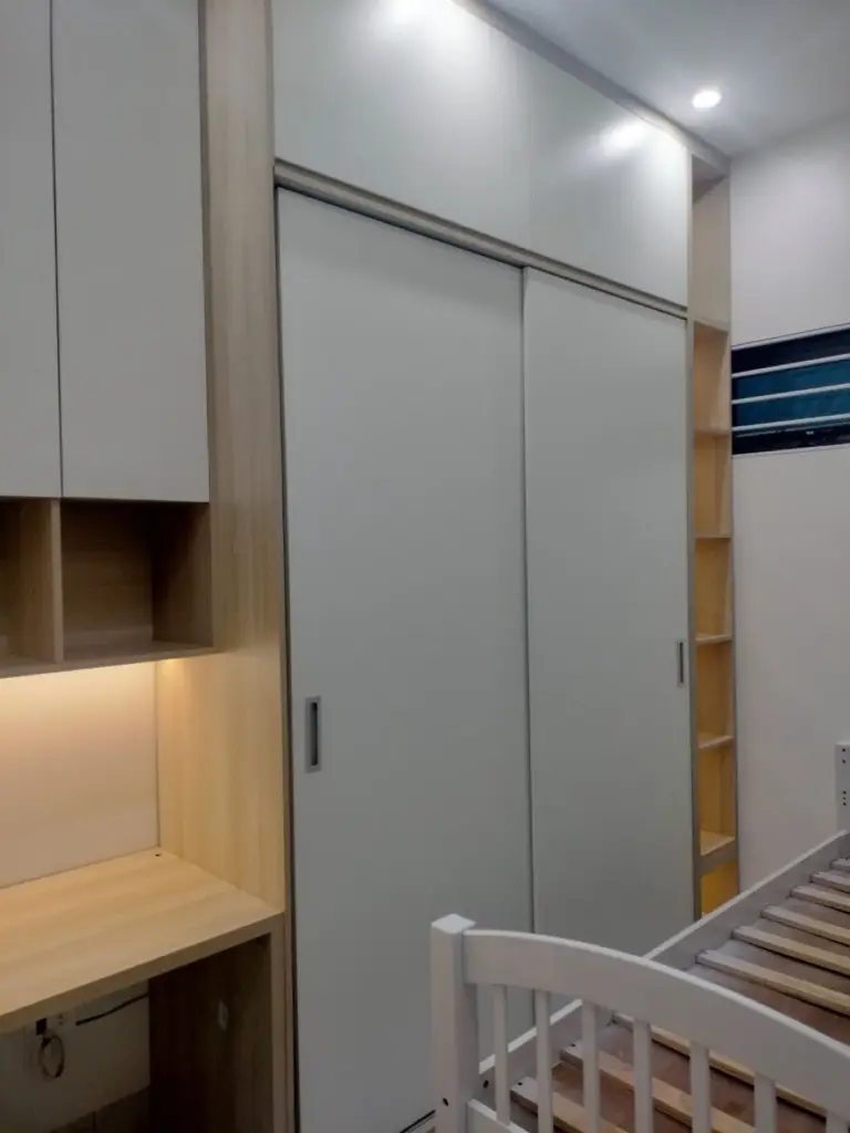 Ảnh thực tế – tủ áo cánh lùa và bàn học liền tủ có đèn LED