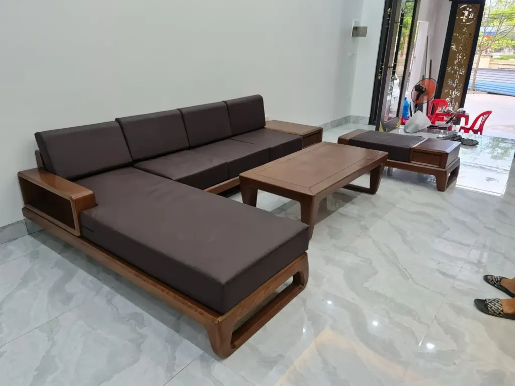 Ảnh thực tế – phòng khách sofa khung gỗ đệm da tối màu sau khi lắp đặt