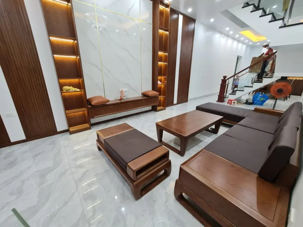 Ảnh thực tế – phòng khách góc nhìn khác, bàn trà và đôn gỗ đồng bộ