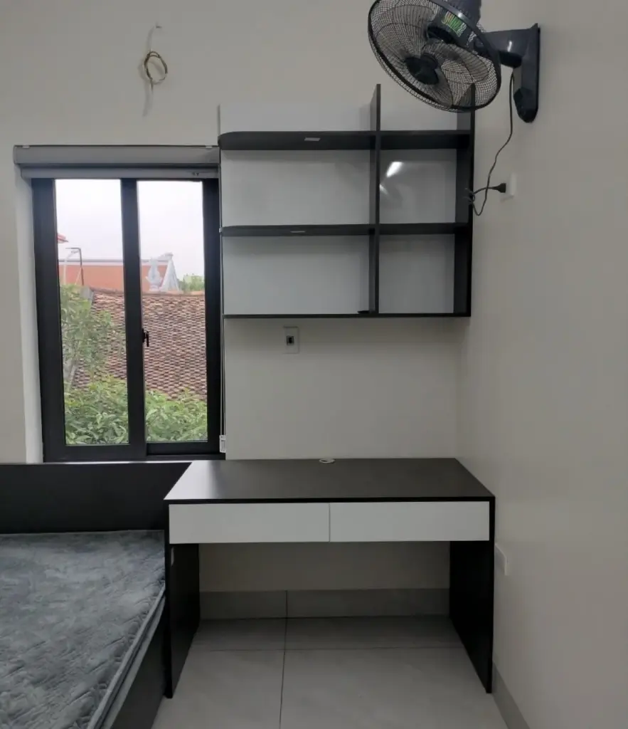 Ảnh thực tế – bàn học hai ngăn kéo và kệ sách treo tường đen trắng