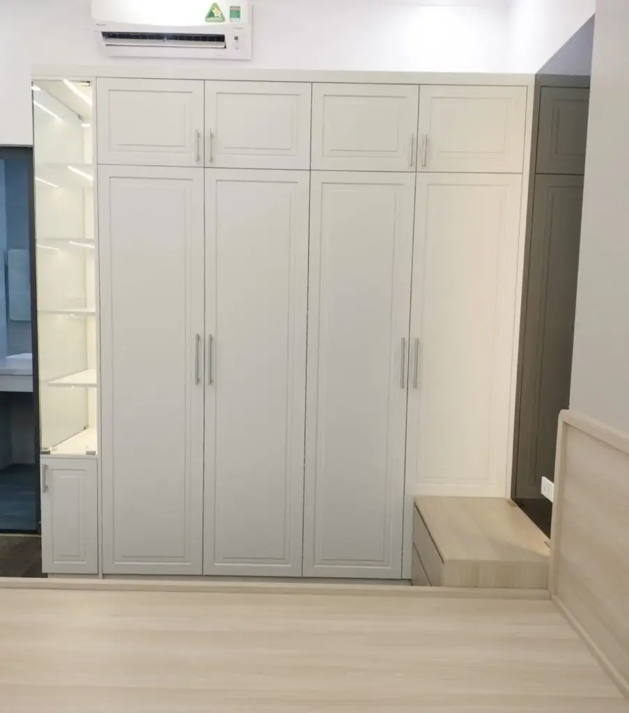Ảnh thực tế – hệ tủ áo trắng kịch trần và bục gỗ sáng màu