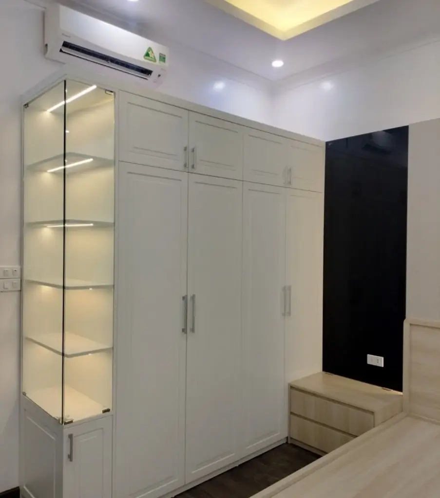 Ảnh thực tế – tủ quần áo trắng cánh chỉ kịch trần, tủ kính trưng bày có đèn LED