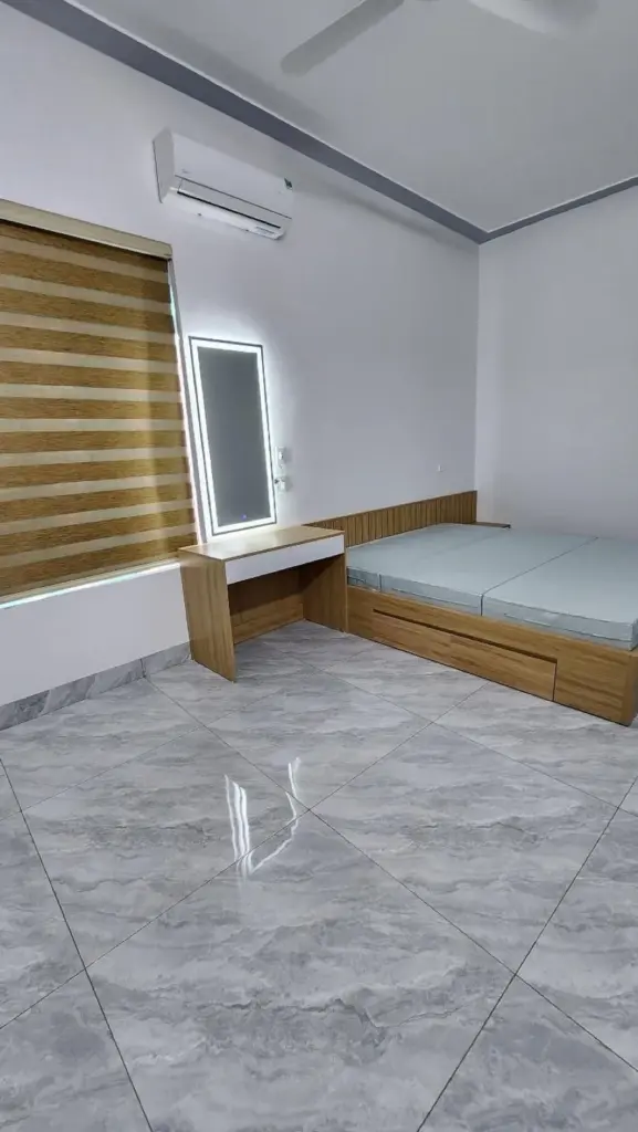 Ảnh thực tế – phòng ngủ vách lam gỗ, bàn trang điểm gương đèn LED