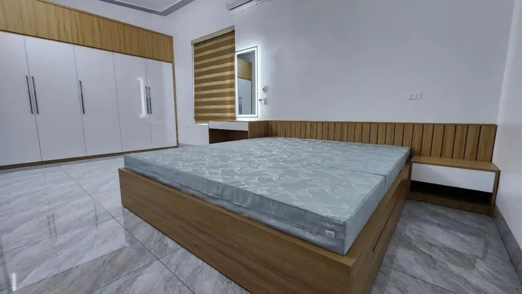 Ảnh thực tế – giường gỗ vân sồi và tủ áo trắng