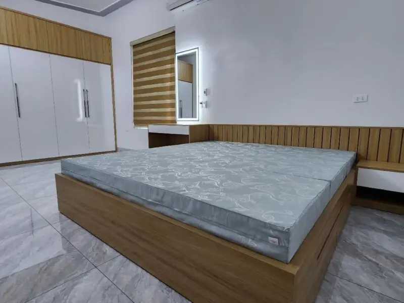 Thi công nội thất nhà chú Tân – Yên Nhân, Tiền Phong, Mê Linh: kệ tivi gỗ và phòng ngủ vân sồi