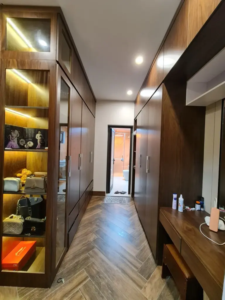 Ảnh thực tế – hành lang tủ âm tường cánh kính LED và cánh gỗ, sàn xương cá
