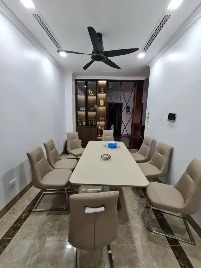 Ảnh thực tế – bàn ăn 8 ghế bọc nệm, tủ rượu cánh kính có đèn