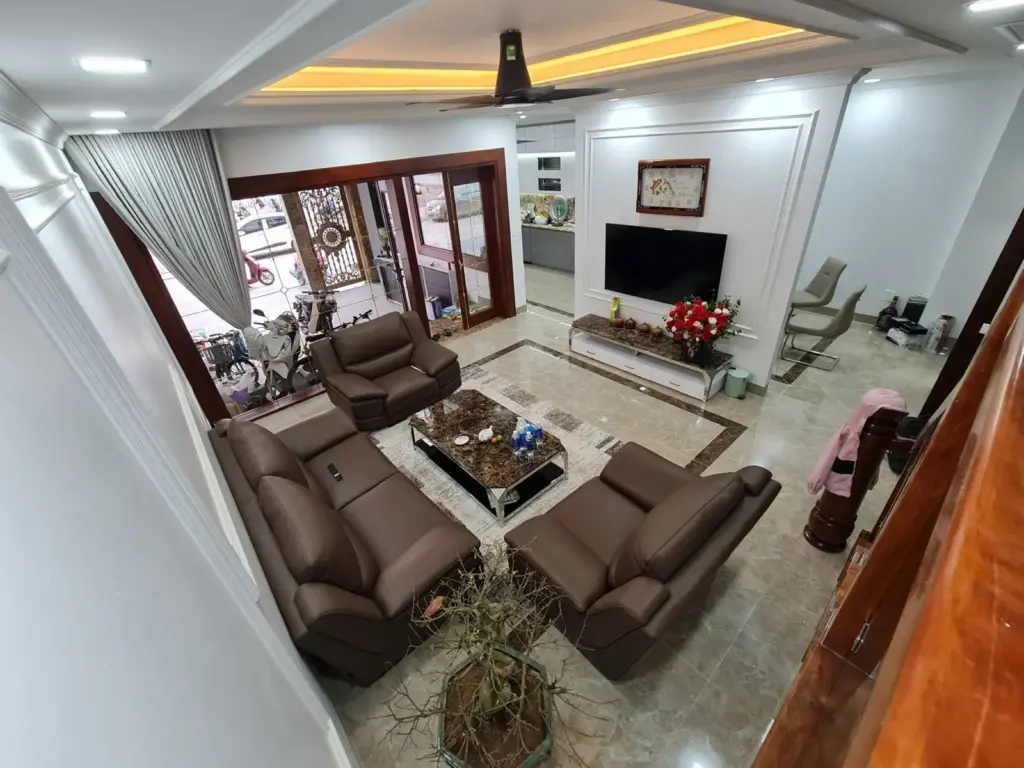 Ảnh thực tế – phòng khách sofa da nâu, trần giật cấp đèn hắt