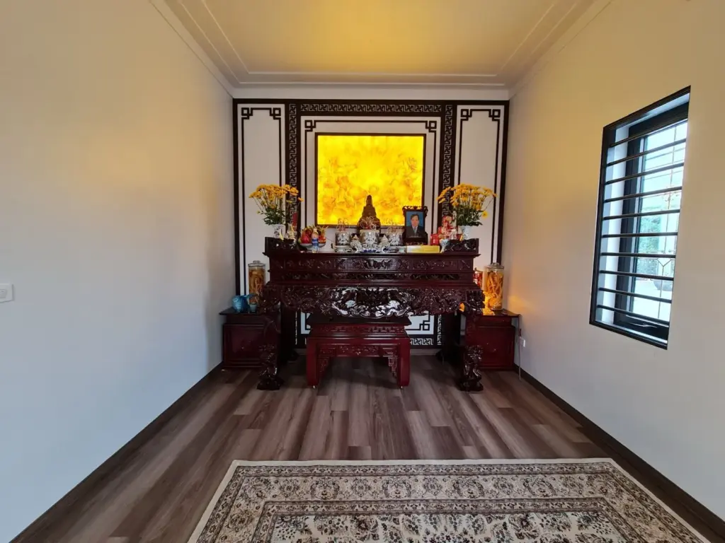 Ảnh thực tế – phòng thờ bàn thờ gỗ, vách hậu có đèn, sàn gỗ
