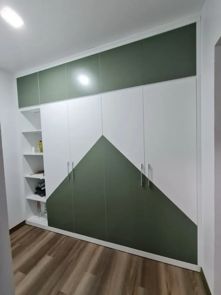 Ảnh thực tế – tủ quần áo hoạ tiết núi sau khi sản xuất và lắp đặt