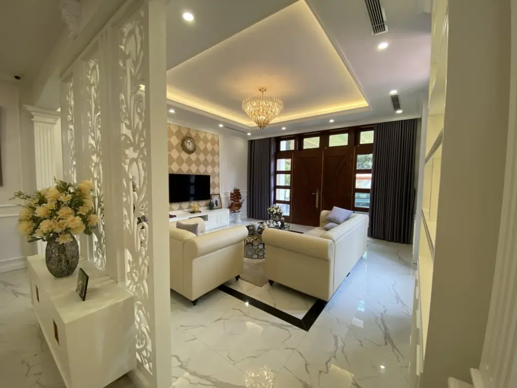 Ảnh thực tế – phòng khách nhìn từ vách CNC ra cửa chính