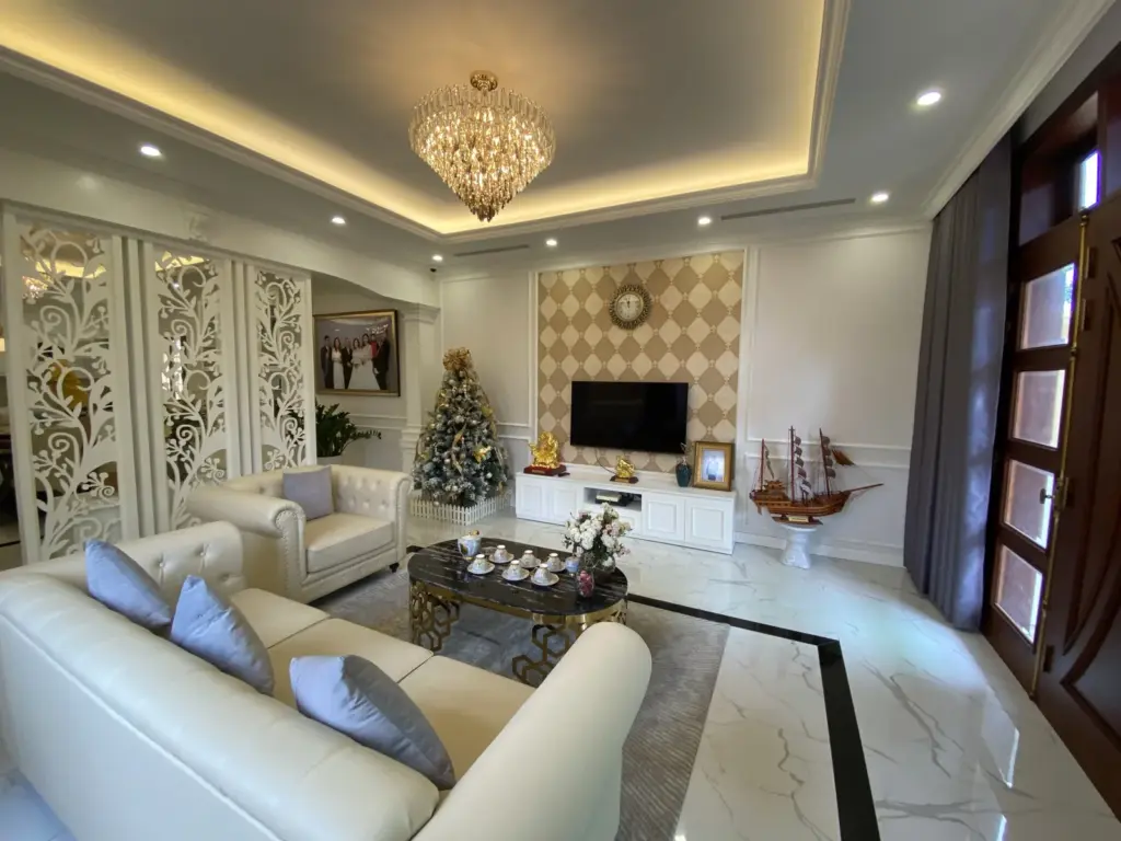 Ảnh thực tế – vách tivi ô trang trí, kệ trưng bày hai bên, trần giật cấp
