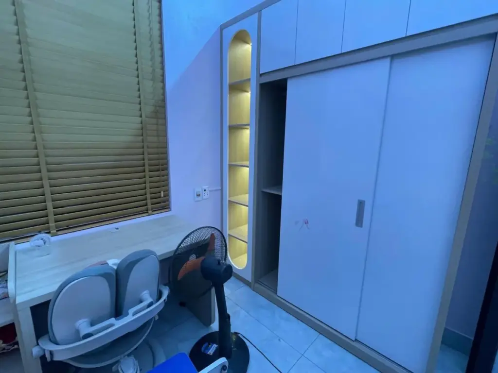 Ảnh thực tế – tủ áo cánh lùa trắng và hốc kệ vòm cong có đèn LED