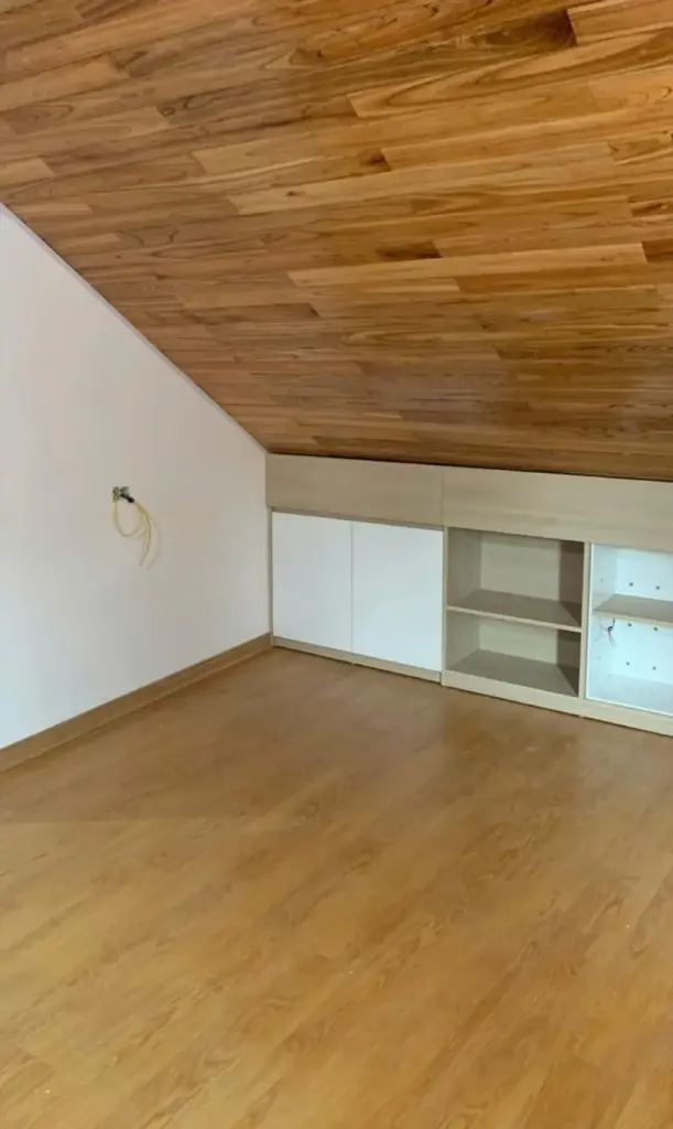Ảnh thực tế – tủ thấp cánh trắng xen ô kệ mở vân gỗ dưới mái dốc ốp gỗ