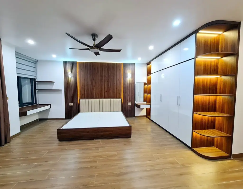 Ảnh thực tế – phòng ngủ với vách nan đầu giường, tủ áo kịch trần và kệ góc bo LED