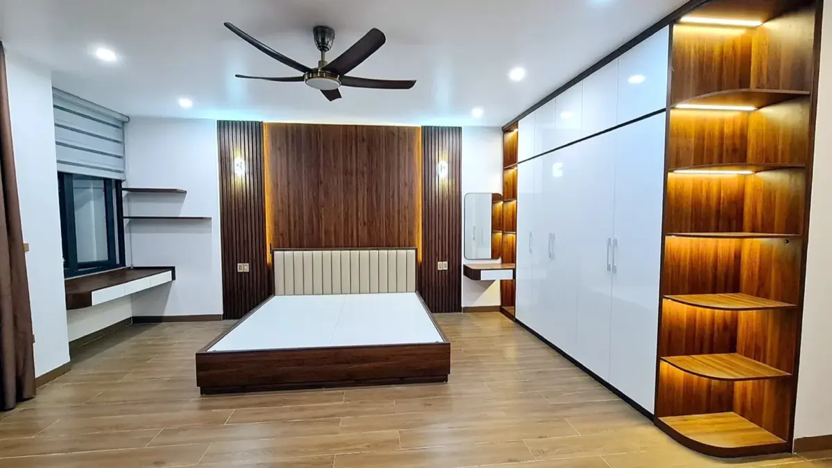 Ảnh thực tế – phòng ngủ với vách nan đầu giường, tủ áo kịch trần và kệ góc bo LED