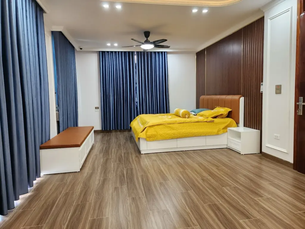 Ảnh thực tế – toàn cảnh phòng ngủ master, ghế đôn cuối giường