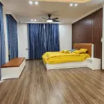 Ảnh thực tế – toàn cảnh phòng ngủ master, ghế đôn cuối giường