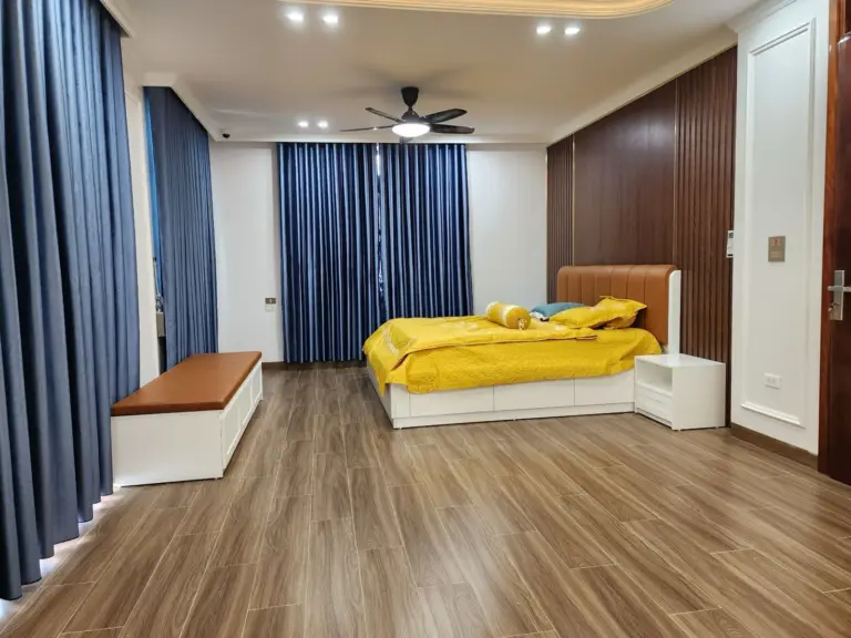 Ảnh thực tế – toàn cảnh phòng ngủ master, ghế đôn cuối giường