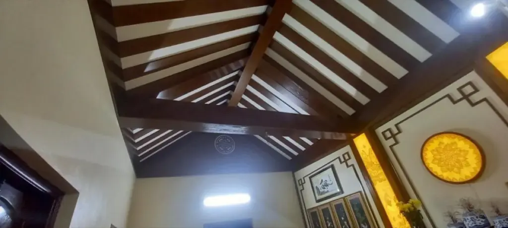 Ảnh thực tế – Trần gỗ lam và xà gỗ theo mái