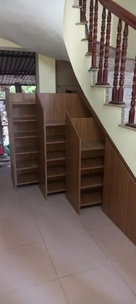 Ảnh thực tế – Tủ giày gầm cầu thang vân gỗ