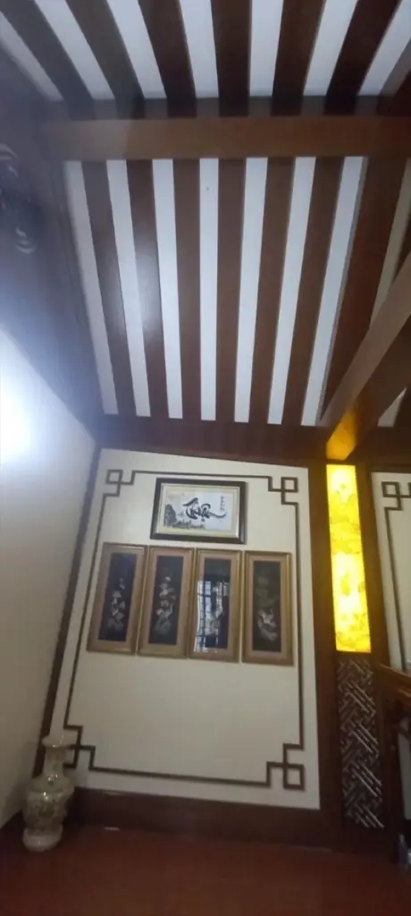 Ảnh thực tế – Vách bên khung hồi văn và vách song gỗ