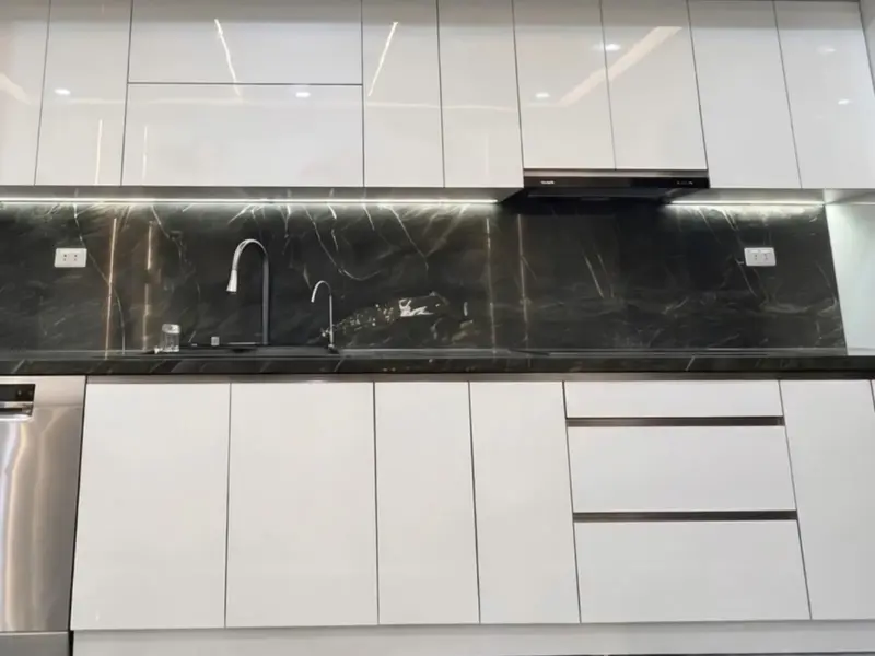 Tủ bếp inox 304 nhà anh Dương – Gia Lâm: acrylic trắng bóng gương, đá đen vân