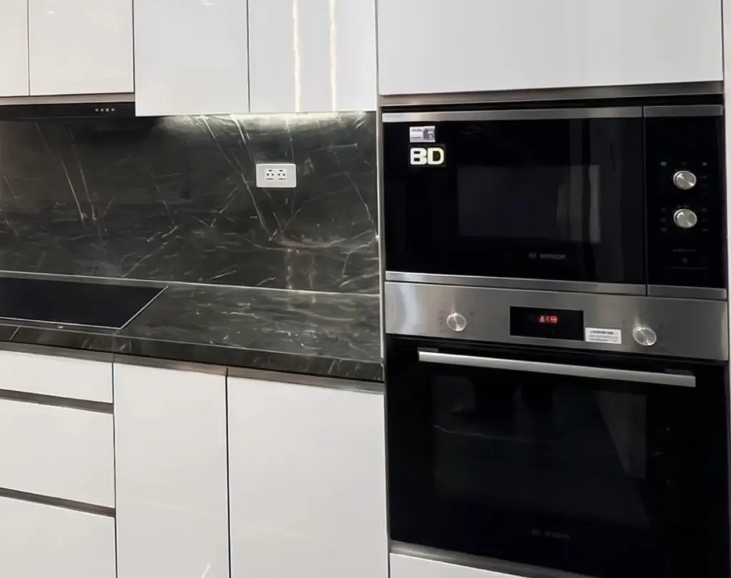 Ảnh thực tế – tủ cao acrylic trắng chứa lò vi sóng và lò nướng âm tủ