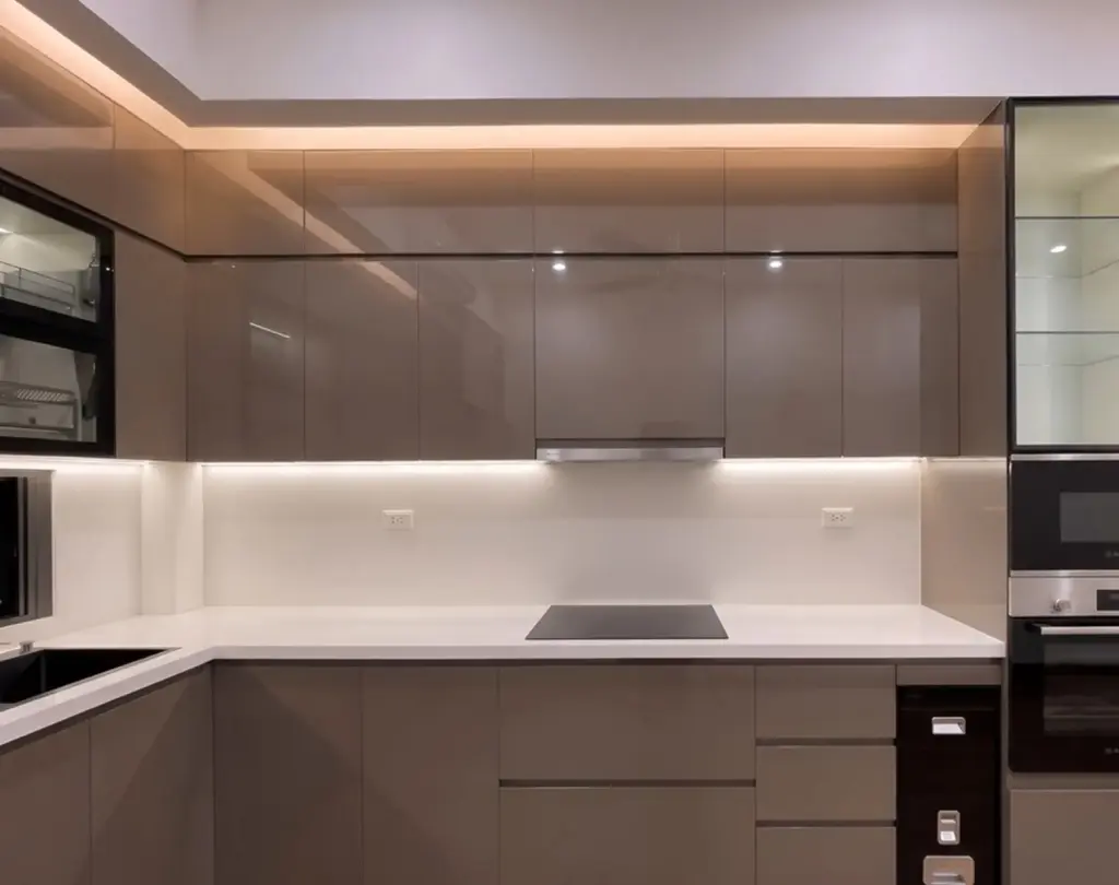 Ảnh thực tế – tủ bếp inox 304 chữ L cánh nhựa phủ Acrylic bóng gương nâu xám, LED dưới tủ