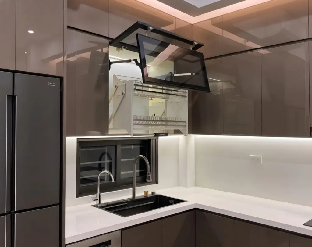 Ảnh thực tế – tủ giá bát cánh kính mở nâng, chậu rửa và mặt đá trắng góc chữ L