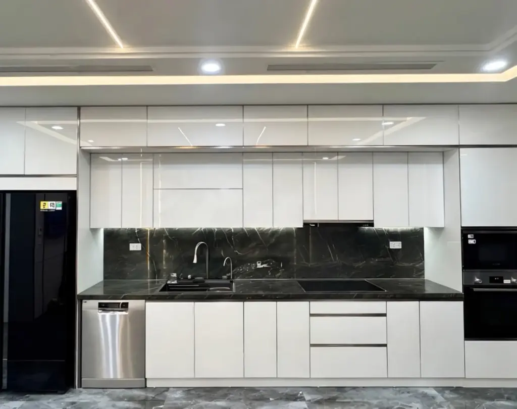 Tủ bếp khung inox 304 cánh trắng bóng, đá ốp đen – nhà anh Dương, Gia Lâm
