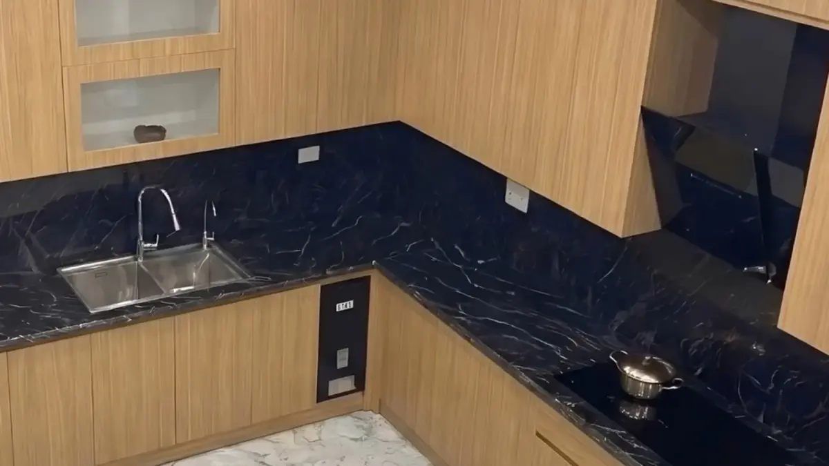 Tủ bếp inox 304 nhà chị Hương – Hoài Đức: cánh gỗ sáng, mặt đá đen