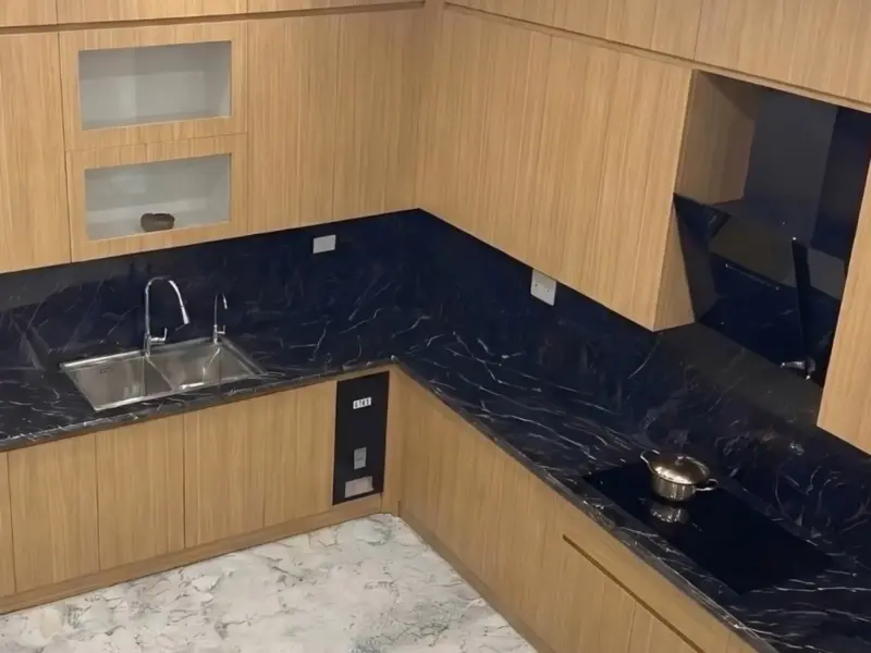 Tủ bếp inox 304 nhà chị Hương – Hoài Đức: cánh gỗ sáng, mặt đá đen