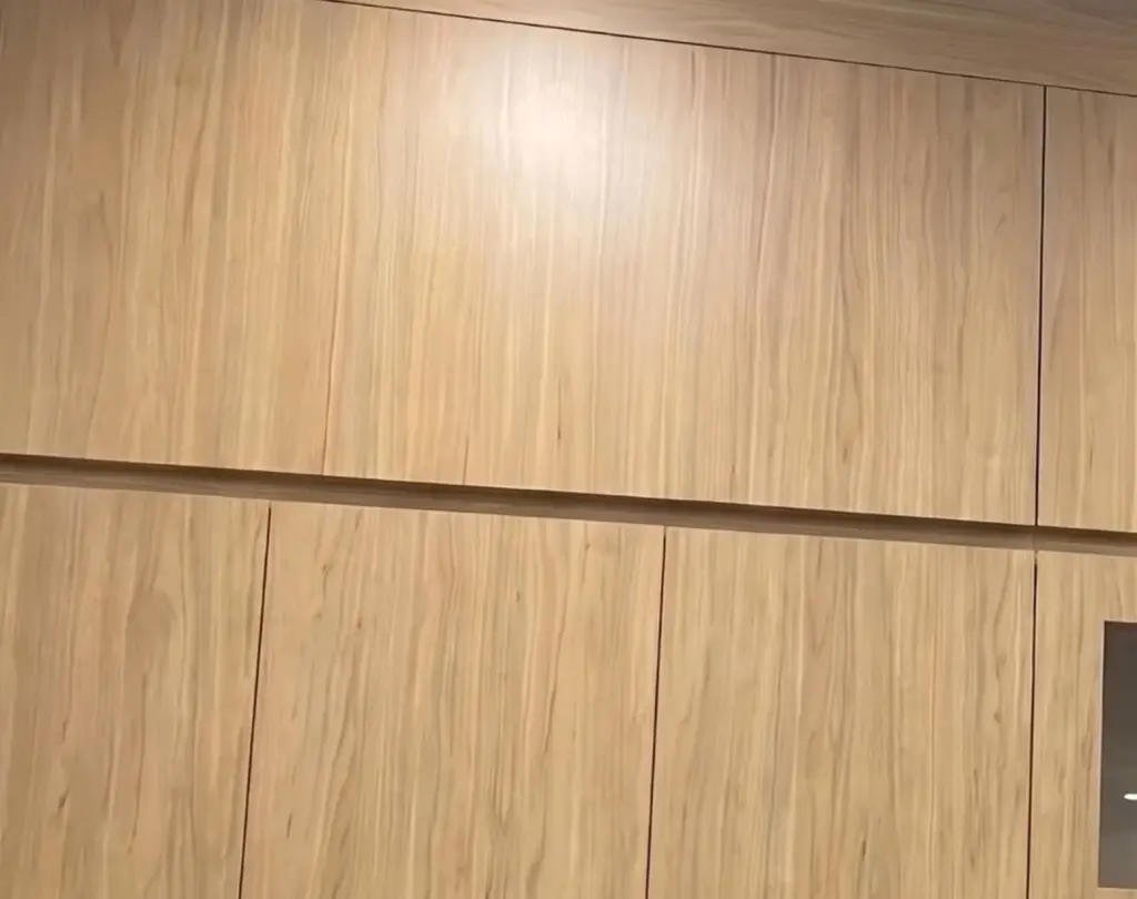 Ảnh thực tế – cận cánh MDF phủ Melamine vân gỗ sáng, khe chia thẳng hàng
