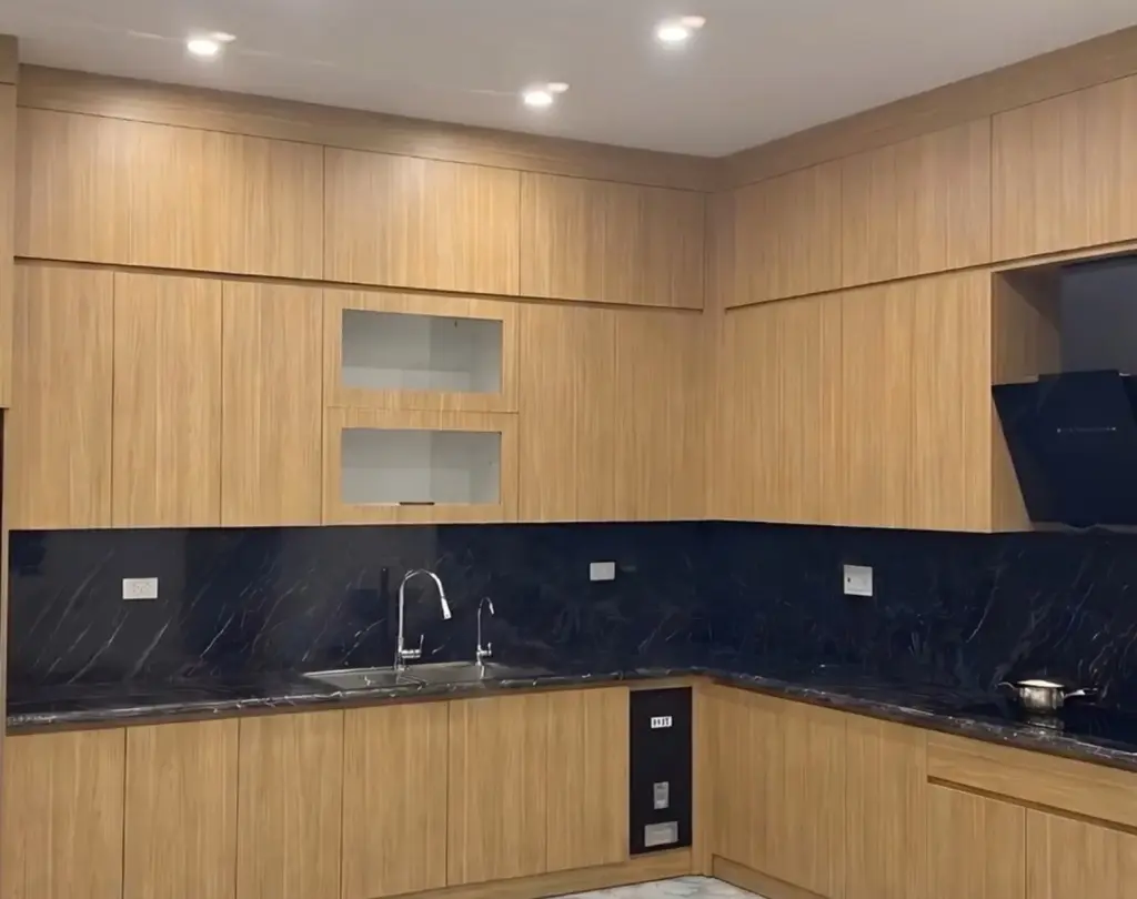 Ảnh thực tế – tủ trên kịch trần màu gỗ sáng với hai ô hộc kính trang trí