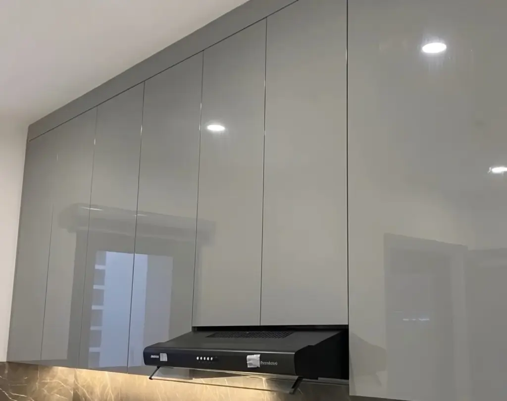 Ảnh thực tế – dãy cánh acrylic xám bóng gương không tay nắm chạy sát trần